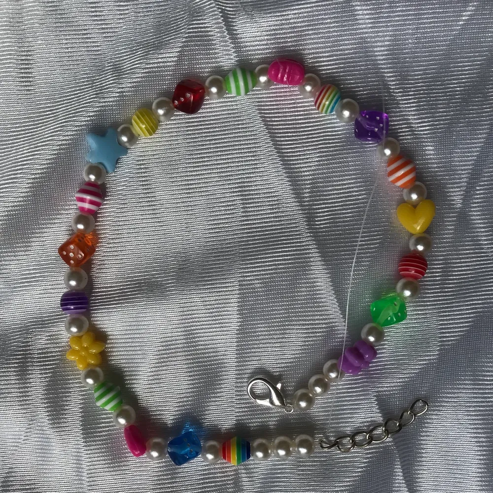 supergulligt pärlhalsband med blandade färgglada pärlor för en lekfull look🌈🍄🧚🏻 justerbar storlek, frakt tillkommer på 15 kr💗. Accessoarer.