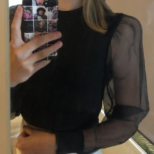 Svart tröja från HM - Fin svart topp från HM som jag aldrig använt. Helt i nyskick. Storleken är XS men skulle säga att den passar dig med S eller M.