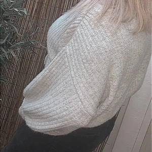 Mysigt grå - Grå stickad tröja med knappar, den är även lite kort som en magtröja men stor i storleken! 