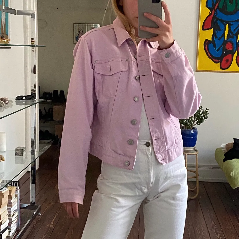 Speciell jeansjacka i somrigt rosa! Köpt i vintagebutik men har sedan dess hängt oanvänd o garderoben då jag inte använder färg så mycket. Därav i väldigt fint skick! Storlek 38. Jackor.