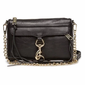 Rebecka Minkoff väska  - En jättefin Rebecka Minkoff väska i modellen mini Mac. Den säljs för att den inte längre kommer till användning. Bilden är lånad men det går att få egna bilder skickade till sig :)