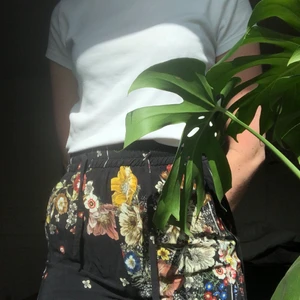 Sommarbyxor med blommor - Vackra vida byxor i skönt material och resår i midjan. Storlek M och långa, jag är 186 o dem var inte för korta :-)) 🌿✨ 120 Kr + frakt 🌿✨