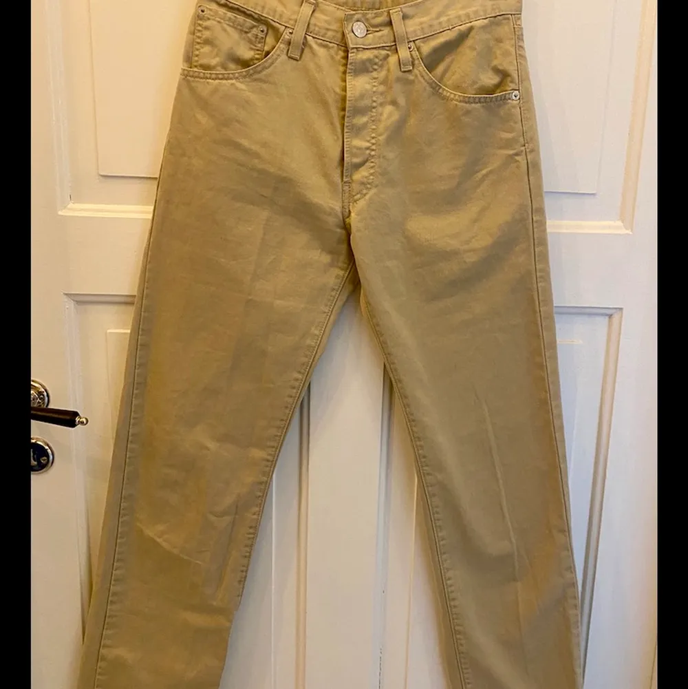 Långa beiga vintage Levi’s som tyvärr inte är i min storlek. W28 L34 Mycket fint skick💕. Jeans & Byxor.