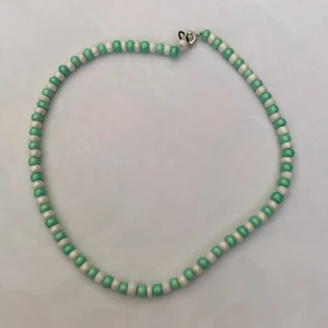 ( Halsband ) - ( hemmagjort halsband ) kostar 30 kr och köparen betalar frakten💛🧡❤️