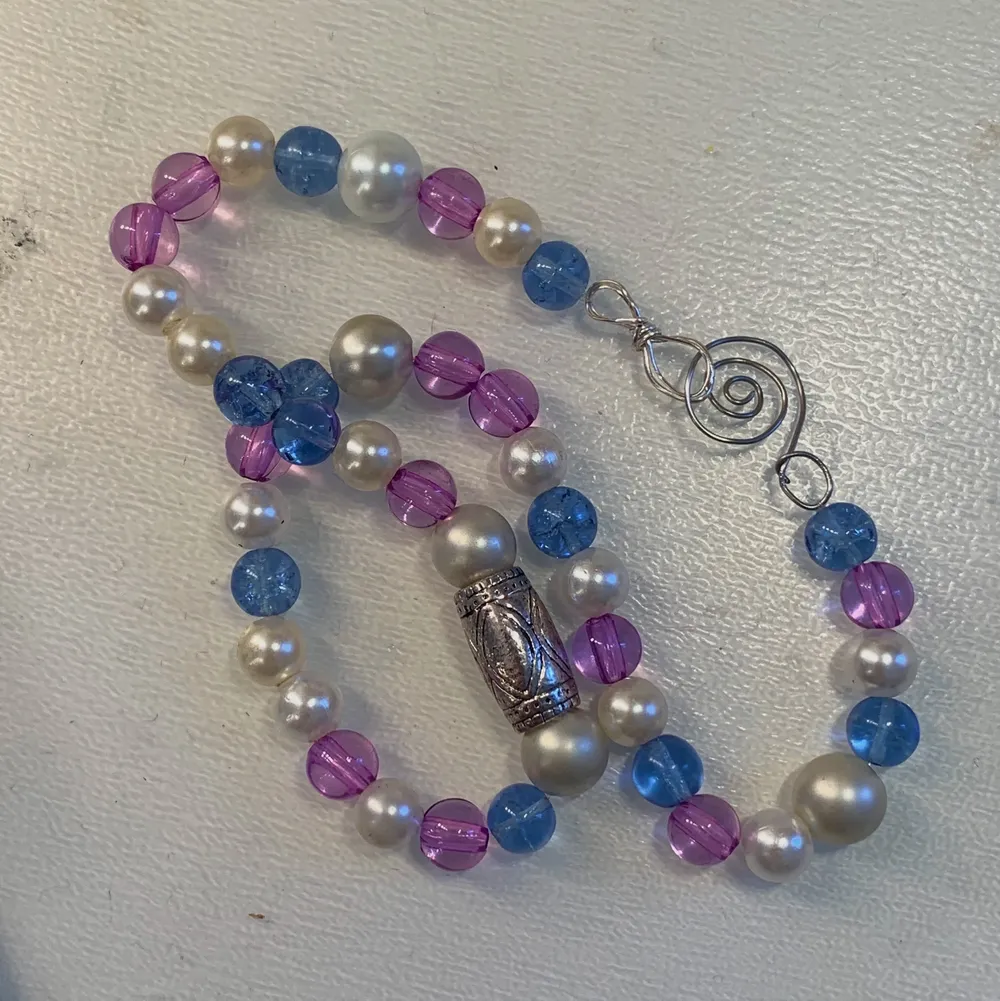 Pärlhalsband av vita, lila och blå pärlor med silvriga detaljer💙💜✨. Accessoarer.