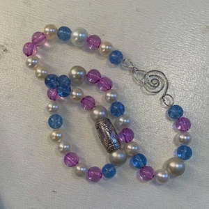 Pärlhalsband - Pärlhalsband av vita, lila och blå pärlor med silvriga detaljer💙💜✨