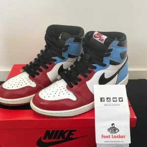 Air Jordan 1 High Fearless - Ett par Fearless i strl 43 som förutom heeldrag och ett cut i heeltap är i bra skick, Medföljer allt som kommer med skorna vilket inkluderar:Box,Boxpapperx2, Fearless kort samt tre par olika snören och fearless tag. Säljs för 1750kr (fraktkostnad inkluderad i priset)