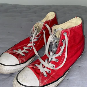 Röda converse!! - Jättesnygga röda converse, tyvärr för stora på mig men köpta på plick för ett tag sen. Säljer ett par likadana fast gråblå, kolla in dem också! 300kr+frakt