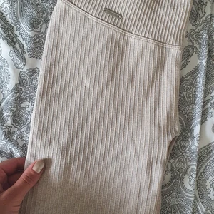 Aim'n sandfärgade träningstights! 🤎 Strl M - Snygga sparsamt använda tights från Aim'n 🤎 Storlek M. 