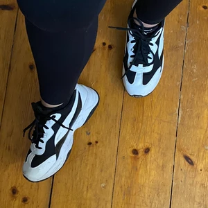 Puma skor - Knappt använda puma skor i storlek 39. Använt dem typ 3 gånger så är som nya i princip. Är som lack imitation på sidorna som inte framgår så bra på bilderna. Soft foam sulor så dem är väldigt sköna och bra att gå i. 