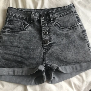 Shorts storlek xxs - Shorts i fint skick. Högmidjade i färgen sliten svart. 4 st knappar. Säljer pga att dem är för små.