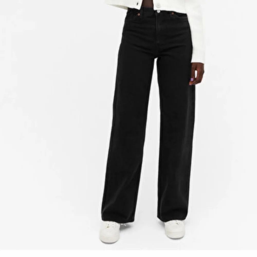 Monki jeans i modellen Yoko. Säljer pga att de blivit för små. De är ganska uttvättade vilket påverkar priset! 150kr + Frakt❤️. Jeans & Byxor.