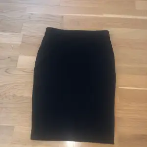 Klassisk svart kjol från Zara. Inte används! Storlek XS-S.