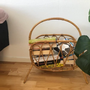 Tidningskorg - En superfin retro tidningskorg i rotting. Använder just nu till böcker, men säljer pga flytt! 