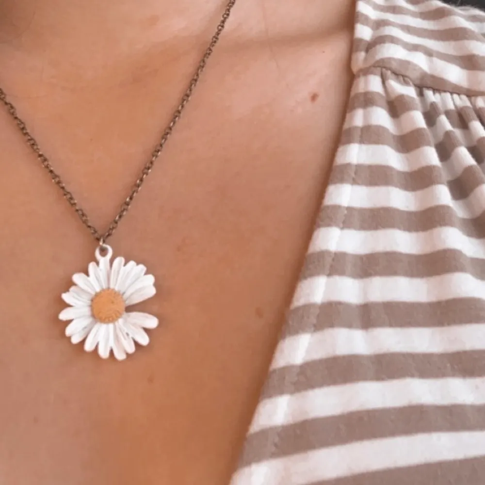 På bilden bär jag ”daisy necklace” i den vita färgen och bronskedjan. (Min favorit😋) Den finns även i guld och silver✨ Kedjan är 43-47 cm lång⛓ . Accessoarer.