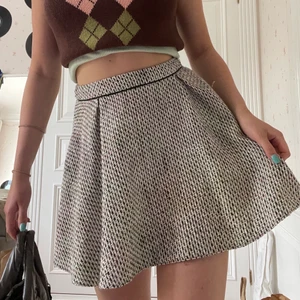 Kjol - Supersöt och snygg kjol som kan användas till vardags eller vid festliga tillfällen! Mycket bra skick. Jag är 174 cm lång. 