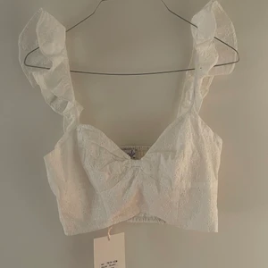 Gullig sommartopp☀️ - Väldigt gullig vit topp som aldrig används pga för stor, ( har normalt strl 34).  Från det utländska märket Hello Molly! KÖPAREN STÅR FÖR FRAKTEN 