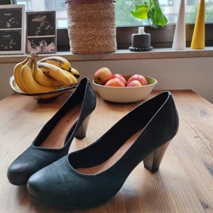 Pumps i svart mocka  - Fint skick, normala i stl. 
