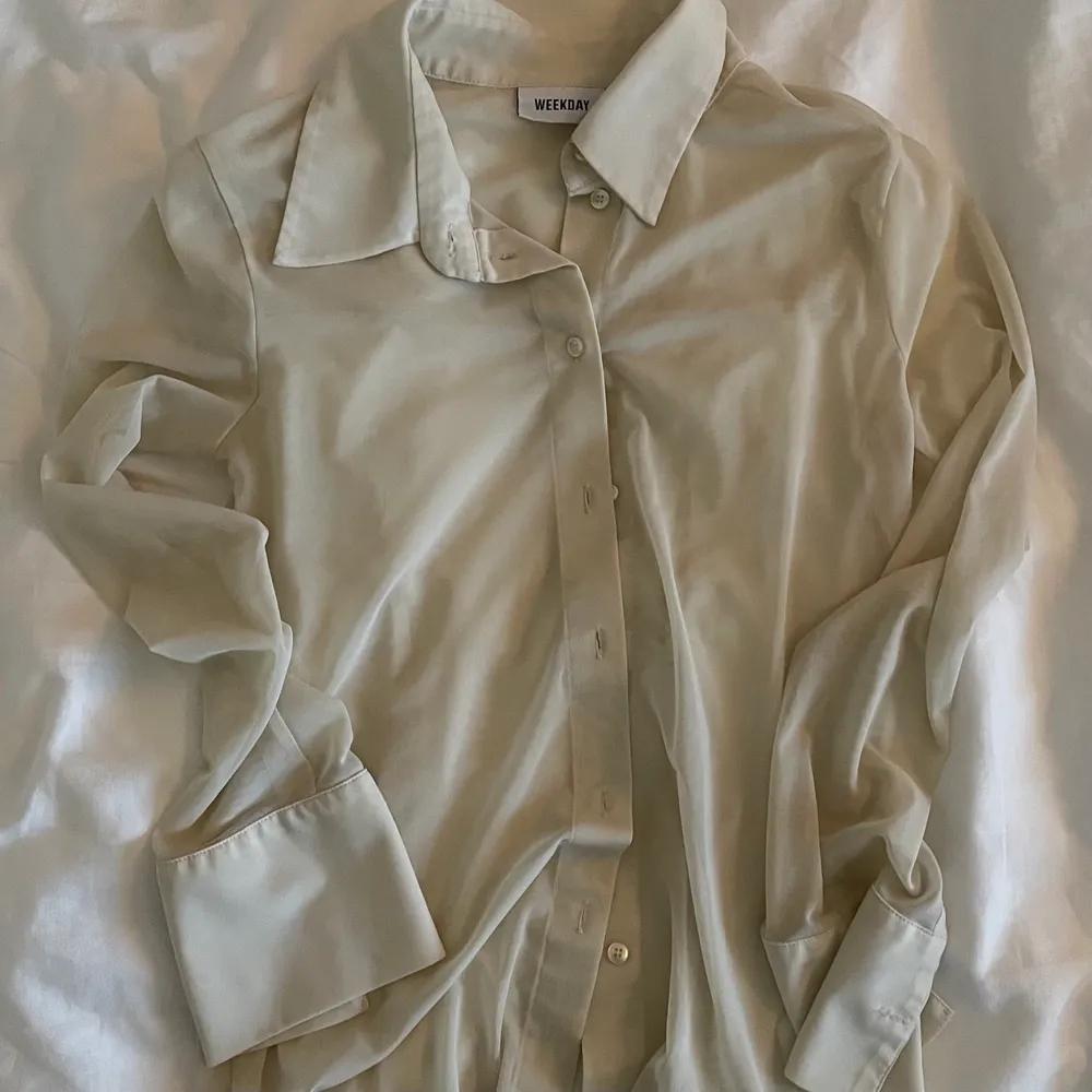 Tänkte kanske sälja denna jättefina beiga skjorta i mesh material från weekday. Den är endast använd någon enstaka gång efter att jag tog bort lapparna. Jättefin till sommaren men kommer tyvärr aldrig till användning av mig. Frakt tillkommer . Skjortor.