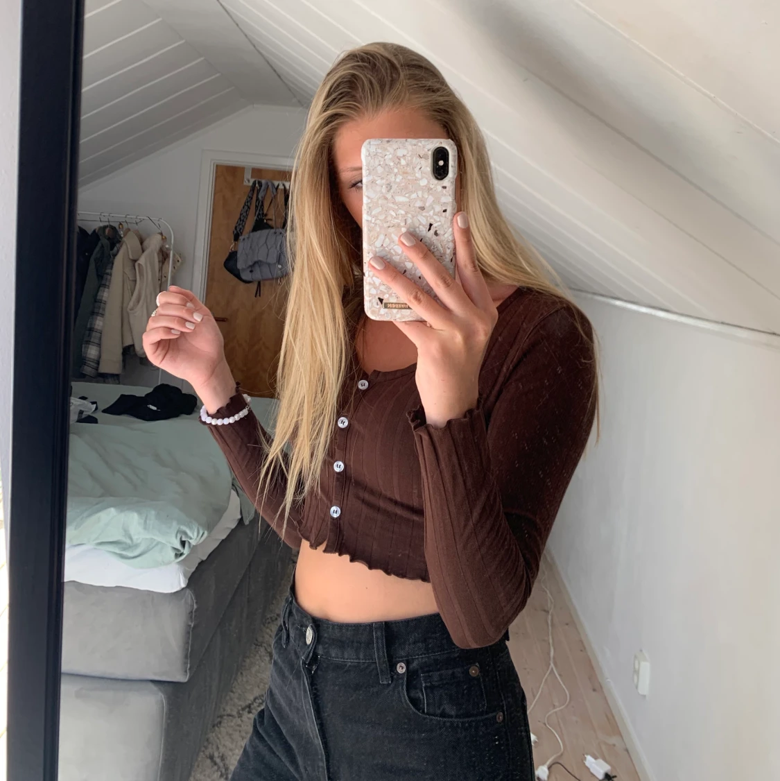 Brun topp med knappar  - 90