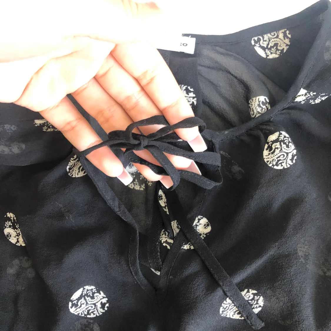 Snygg blus med knyt detalj - 90