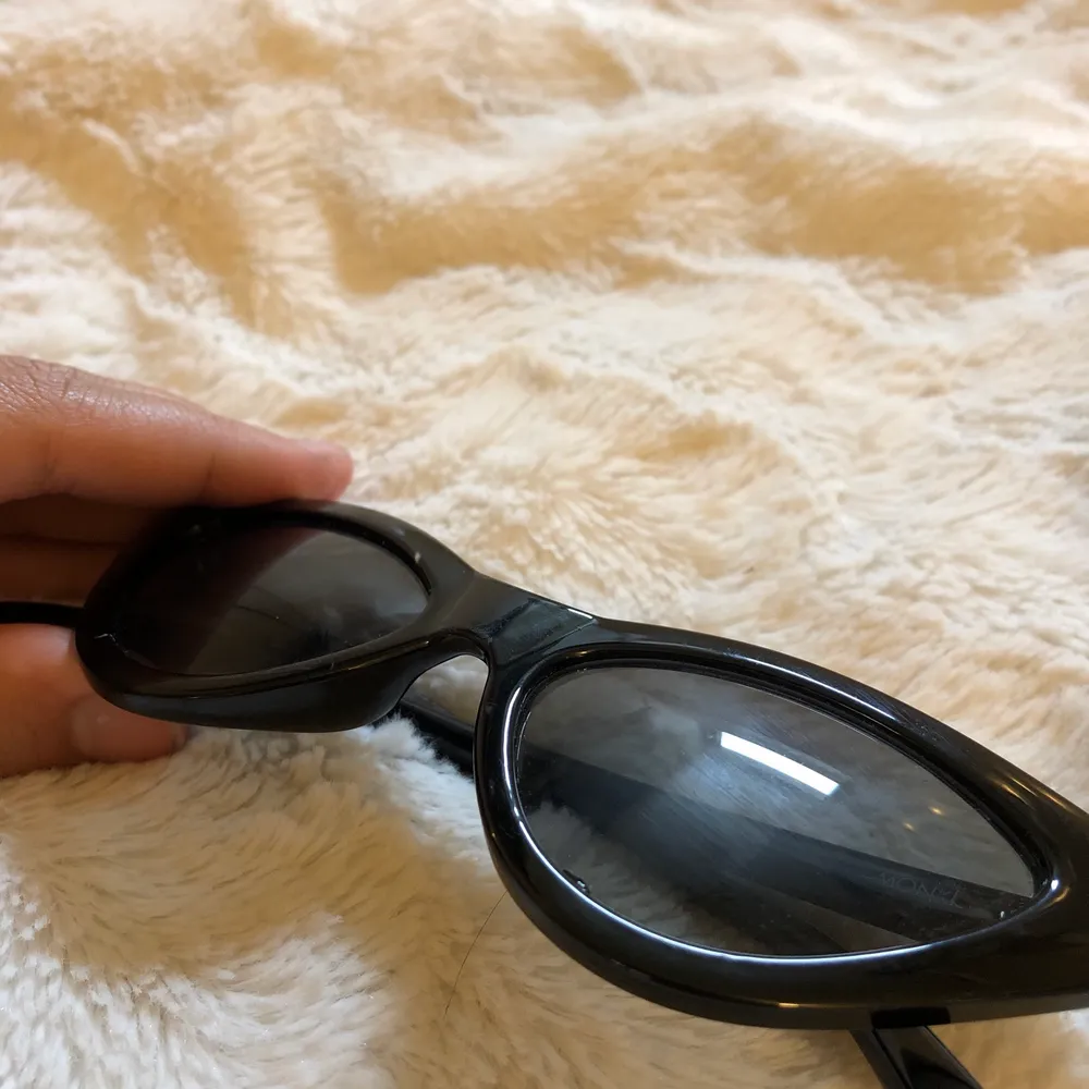 Spetsiga Svarta Solglasögon, använt länge men inga repor eller sånt. Säljer pga använder inte.. Accessoarer.