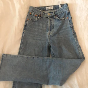 Levis ribcage jeans fast från zara - Säljer mina fd favoritjeans då de tyärr blivit försmå. Målat små planeter på backfickan som jag tycker ger plagget lite karaktär. Det gula på sista bilden är färg som sipprat igenom och inget annat. De sprack vid bakfickan och är lagade som man kan se på sista bilden.