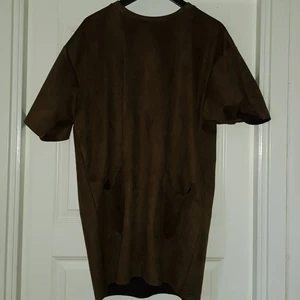 T-shirtklänning i mockaimitation  - Oversized t-shirtklänning i mockaimitation från ASOS. Använt en gång