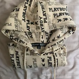 En playboy hoodie som inte är använd. Egentligen storlek 36 men är väldigt oversized så skulle säga att den passar allt och alla.