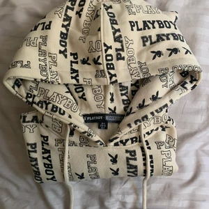 Playboy Hoodie - En playboy hoodie som inte är använd. Egentligen storlek 36 men är väldigt oversized så skulle säga att den passar allt och alla.