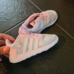 Adidas skor - Jätte bra skick i storlek 22