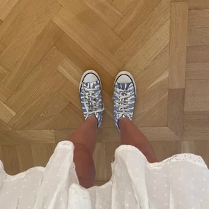Zebra-converses - Säljer de här unika zebramönstrade conversen som jag målat själv. De är lite slitna därav priset💗