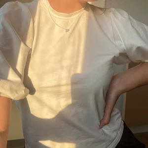 Puffärmstopp NA-KD Strl XS - Vit puffärmstopp från NA-KD. Knappt använd, och utan defekter. Säljer då den inte kommit till användning. Kontakta gärna vid frågor!!☺️💞