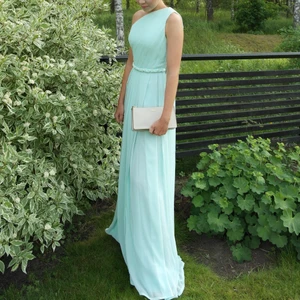 Balklänning från sofiamoore  - Använt på bal en gång, köpt för 1600kr. Mycket bra skick. Den är måttsydd men passar en 34/36