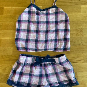 Pyjamasset  - Gulligt pyjamasset köpt för länge sedan på Kappahl. Storlek 158/164 i barnstolek så passar nog bäst på en XS. Ganska använt och och lite noppigt( se sista bilden) därav priset. Frakt tillkommer på 66kr💗