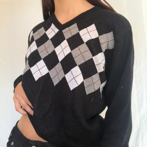 Argyle tröja - Stickad argyle tröja av hög kvalité i neutrala färger, passar med allt. Mycket populär och kan kläs till att passa både en mer ”preppy” vibe eller ”fairycore”! Gott skick utan defekter. Säljer då jag aldrig använder. Fyndad second hand. Köpare betalar frakt. Visas på en S