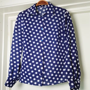 Vintageblus - Vintageblus/skjorta i mörkblått med vita prickar. Den är LITE transparent vilket syns på sista bilden. Inte storleksmärkt men är som en M🌼