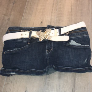 Mini skirt  - Bältet säljs inte till 🤍 med jag säljer en extremt gullig mini skirt jag köpte för 200 kr. Det står EUR: 40! Jag har typ 26/27 i midja MEN de passar mig med bälte så yes 