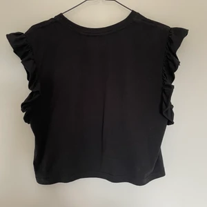 Toppar från Zara - Super gulliga och fina toppar från Zara. Alla 3 för 120kr, 1 för 50kr💕