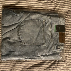 Monki Yoko light blue - Kvar i förpackning, säljes pga fel strl. Nypris 400