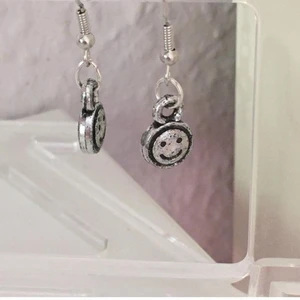 Smiley örhängen  - Jättefina örhängen med smiley berlocker💗 jag har gjort dem själv💞 priset är exklusive frakt och köparen betalar frakten (12 kr)💕