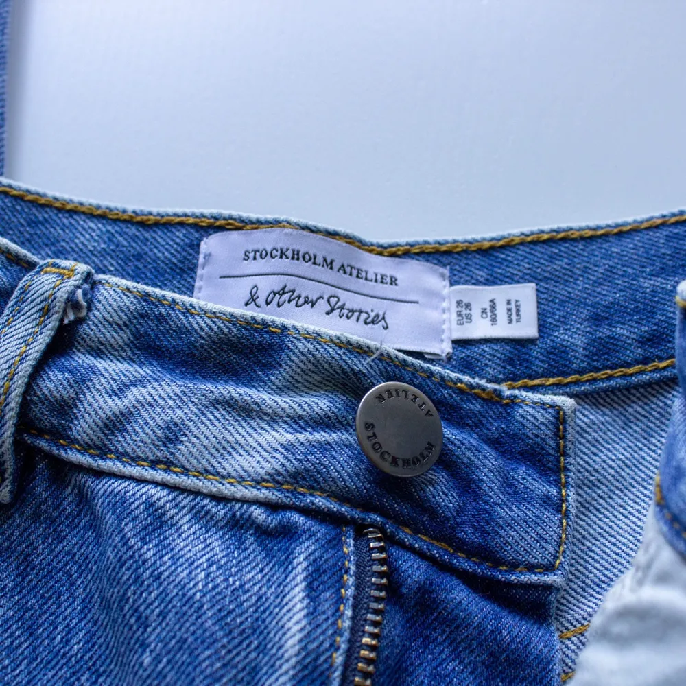 Jeans från Other Stories i storlek 26, rak och lite insvängd modell. Säljer då de är lite korta på mig, jag är 175cm 🌼. Jeans & Byxor.