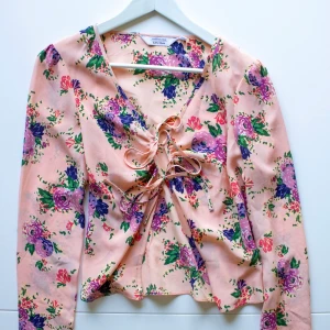 Blommig blus från Other Stories - Blommig blus från Other Stories i storlek 36, aldrig använd. Säljer då den är för liten för mig ✨