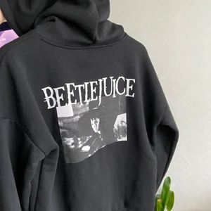Hoodie - Min älskade beetlejuice hoodie behöver en ny bärare 🥲 bra att ha i kyliga sommarkvällar. as cool tryck med Lydia (winona ryder) på ryggen. den är i super bra skick, sitter perfekt oversize på xs/s. frakt tillkommer 🤍
