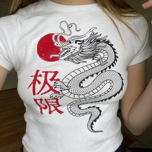 T-shirt med tryck - T-shirt med häftigt tryck <3 Frakt tillkommer💛