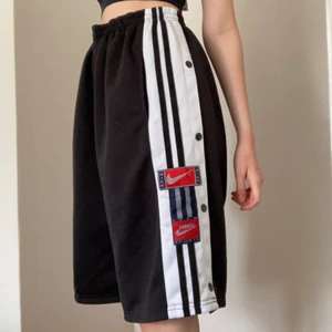 Nike popper shorts strl M-L - Nike-shorts köpta här på plick för ett tag sen!! säljer pga tyvärr för stora för mig :( Hittar ingen storlek men jag gissar ca M - L?? Snöre i midjan så man kan justera!