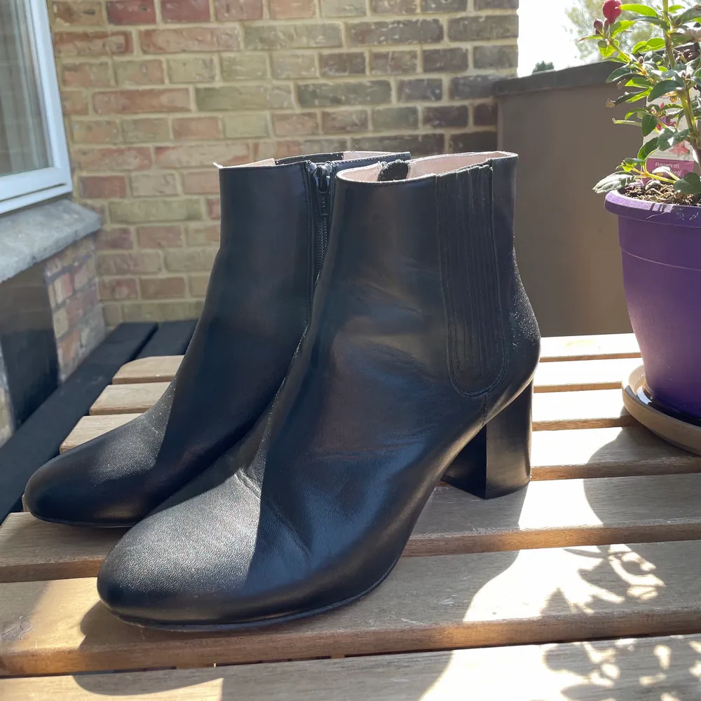 Isabella Anselmi Ankle Boots, Size 39. I bought this boots 7 months ago and just wore it several times. This boots is too tall for me so I want to resell it and it comes with anti-slip pads on the sole of the boots. I bought it for $230nzd = 999.44dk. I will resell it for 430dk. Thank you :). Skor.