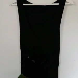 Pierre cardin klänning - Liten svart klänning med glitter bälte. Storlek S. Mjukis material. Säljer för de kommer till ingen användning.