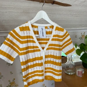 Gul vit topp storlek 36 - Superfin gul, kort topp. Helt ny. Bara testad. Perfekt till en kjol eller höga byxor🤩