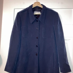 Blå, tunn kavaj! - Super fin kavaj i tunnare modell! Funkar till allt. Köpt second hand men känns oanvänd. 💙💙